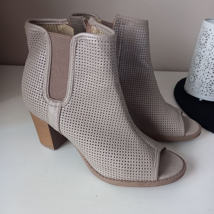 Beżowe sandały wysokie buty z odkrytymi palcami 39