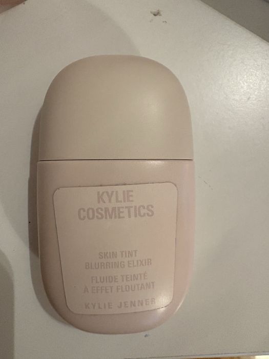 Lekki podklad tint od Kylie Cosmetics
