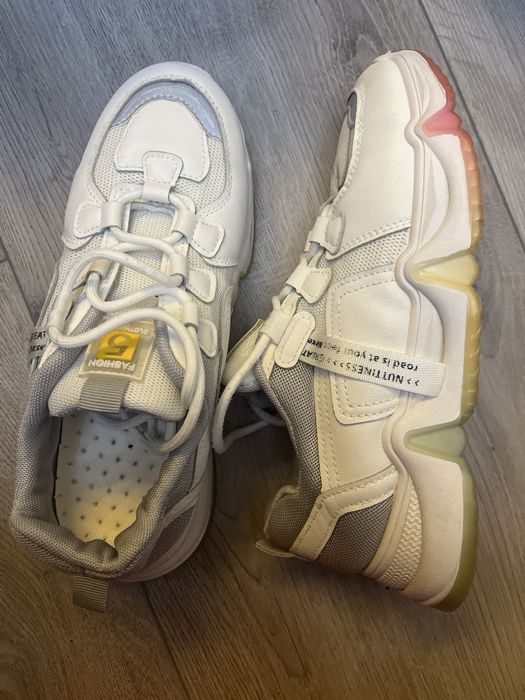 Жіночі кросівки в гарному стані