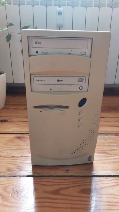 Komputer składak DVD, czytnik dyskietek, nagrywarka CD, Windows