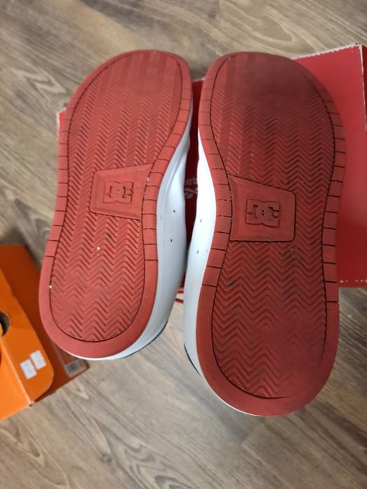 Buty używane biało czerwone