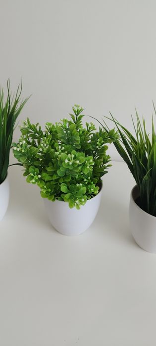 Conjunto de 3 macetas con plantas artificiales 5 euros cada una