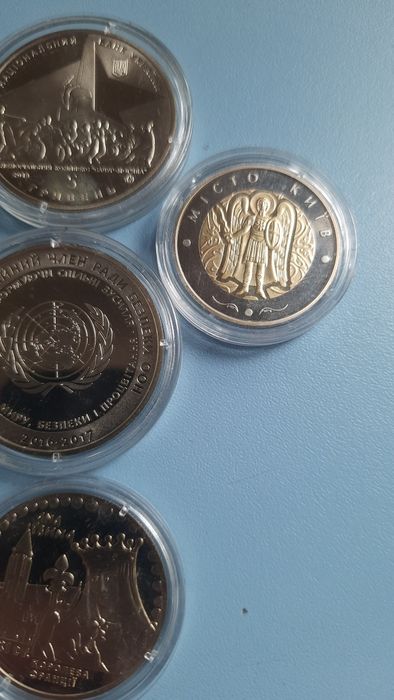 П'ять гривень різні