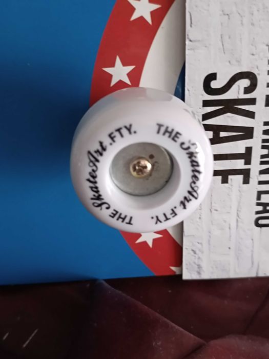 Cabide de parede em forma de skate do Capitão America