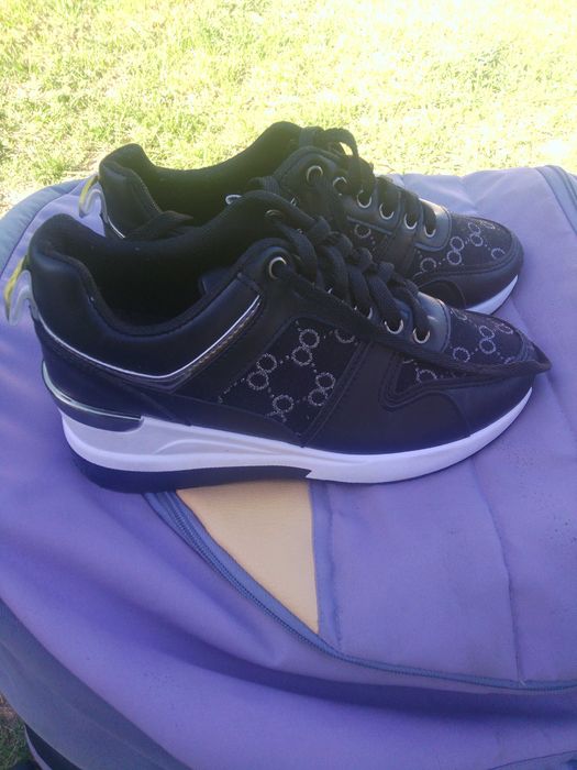 Кросівки жіночі гучі