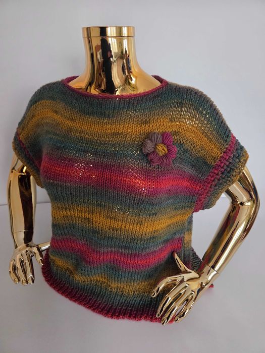 Bluzka sweterkowa, ręcznie wykonana.