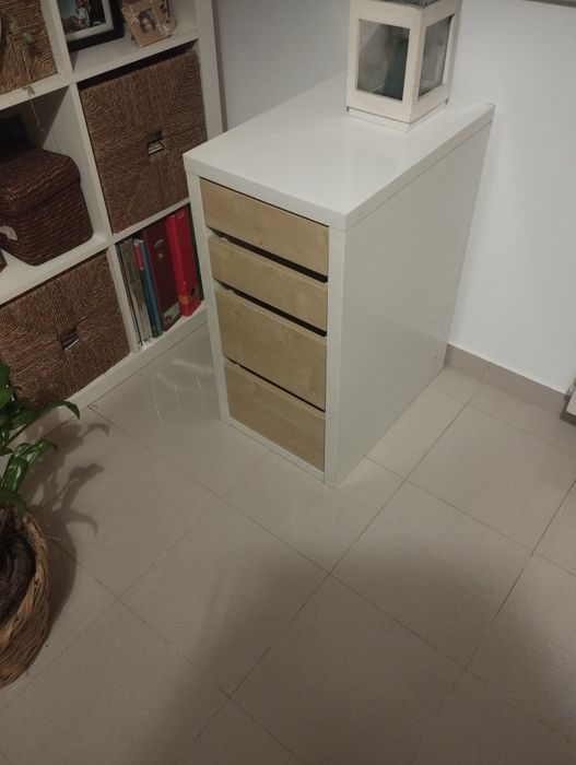 Móvel com gavetas