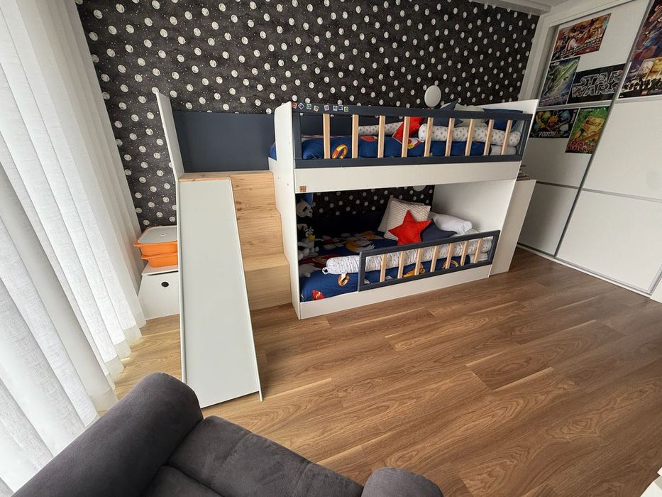 Cama beliche infantil com escorrega e escadas