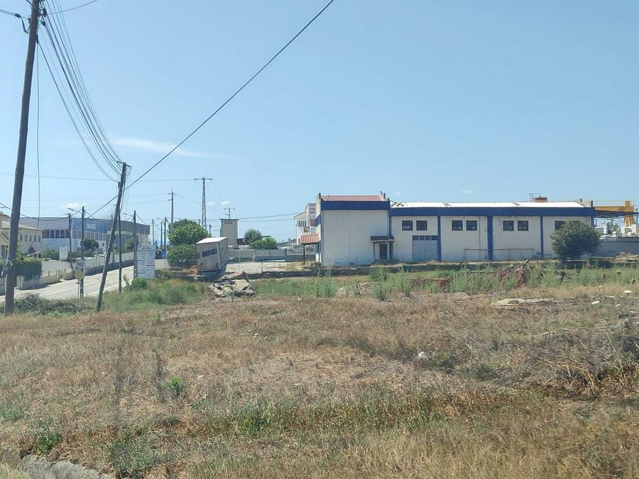Arrenda-se terreno na Zona Industrial do Salgueiro junto à EN234