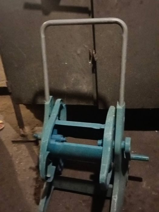 Metalowy wózek na wąż ogrodowy