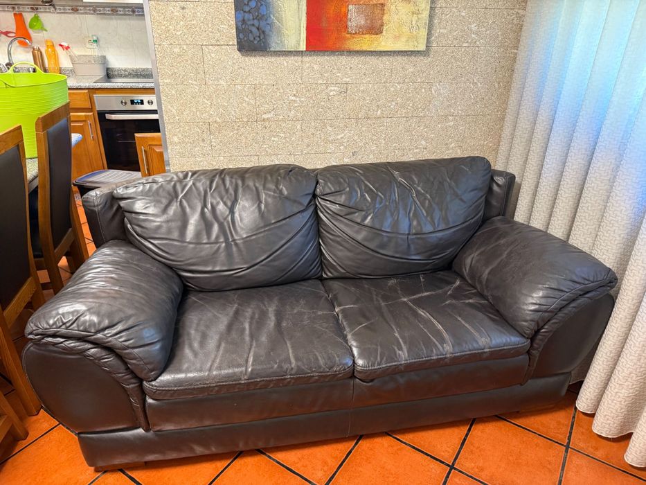 Sofá preto de pele genuína usado