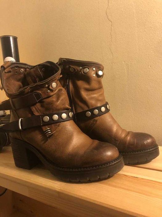 Botas de Pele Novas