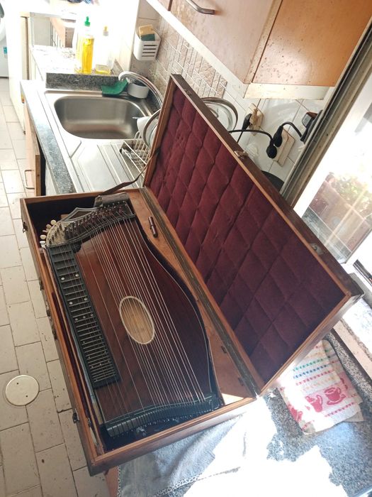 Citara alema em boas condicoes