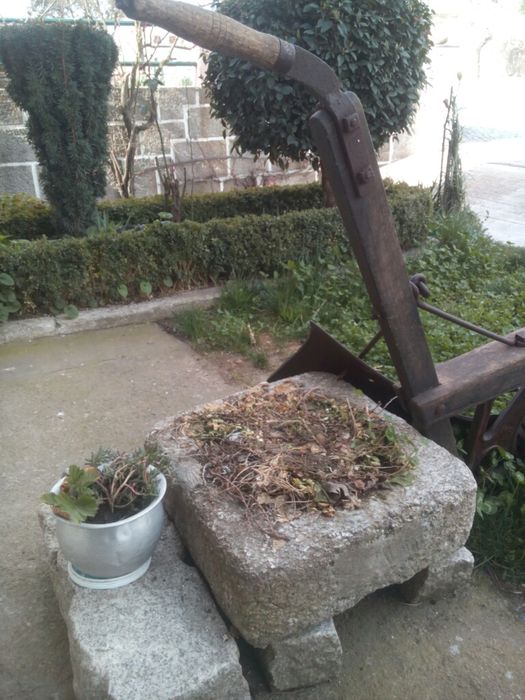 Charrua antiga de madeira e ferro