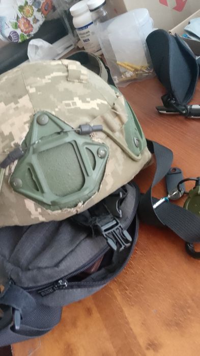 Новий шолом MICH. кавер надів самостійно