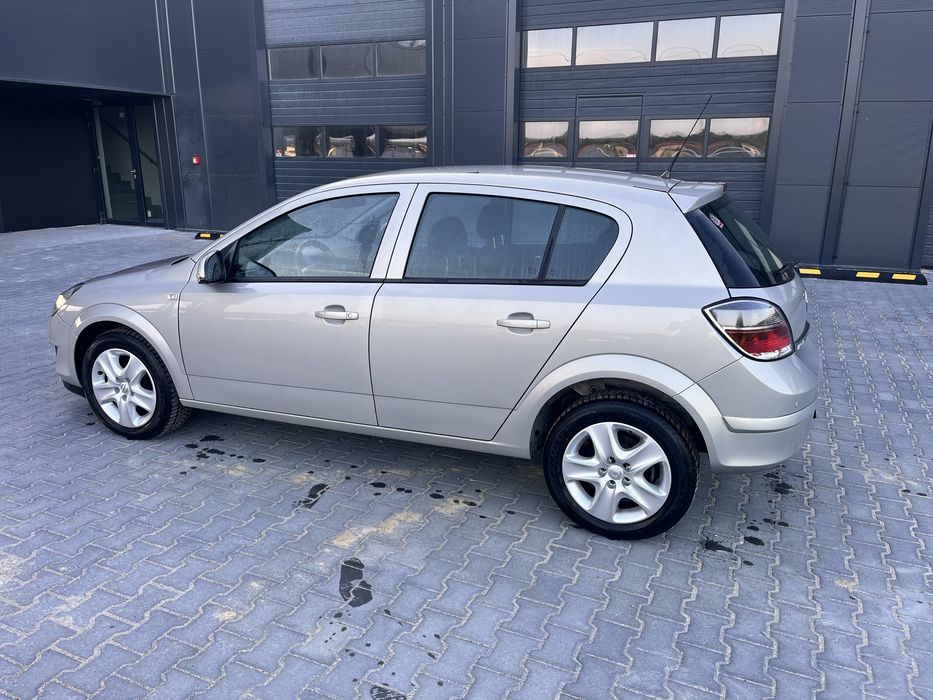 Opel   Astra    H.   1.4  2010 Benzyna  zadbany egzemplarz