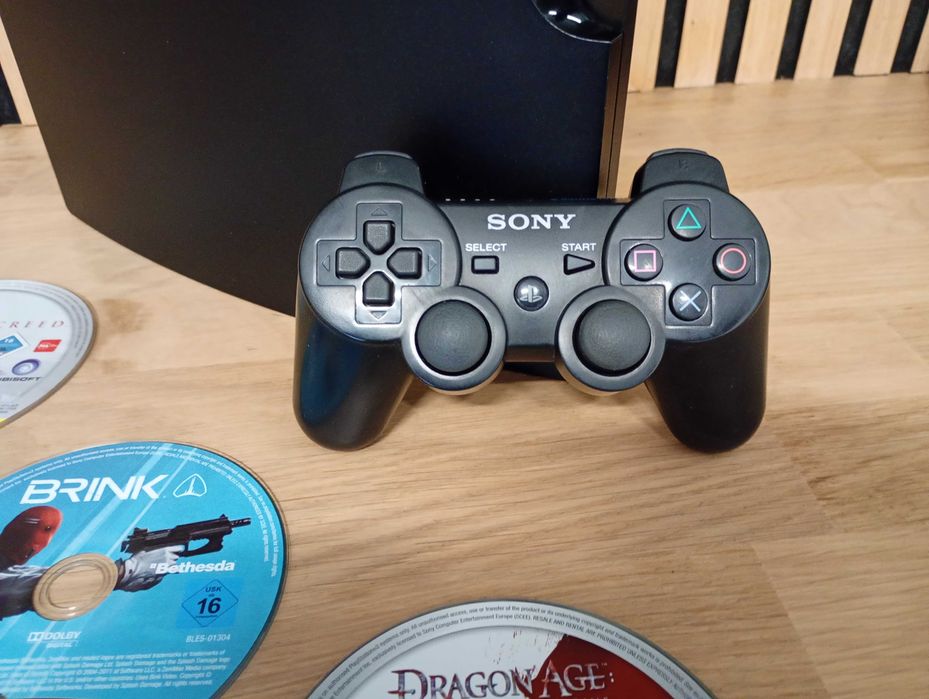 PS3 Slim com comando e jogos