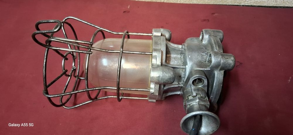 Antigo candeeiro industrial