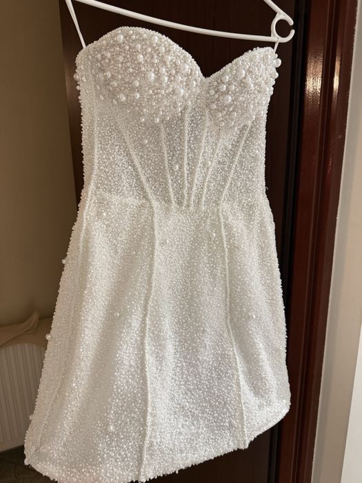 Sukienka od Eweliny Dec, perłowa z rekawkami