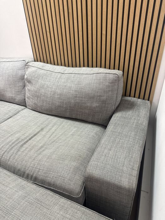 Sofá IKEA cinzento com repousa pés