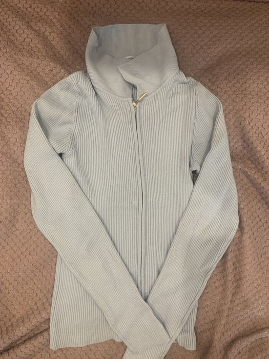 кофта обтягуюющяя голубая