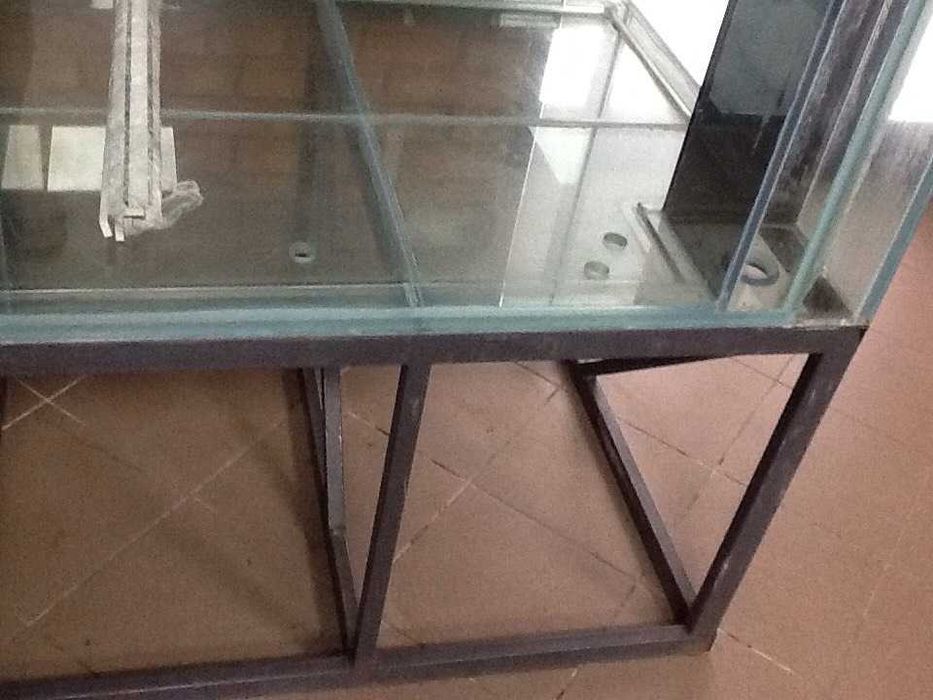 Продам аквариум для продажи живой рыбы ( 1000*800*1000 (Н)   Б/У