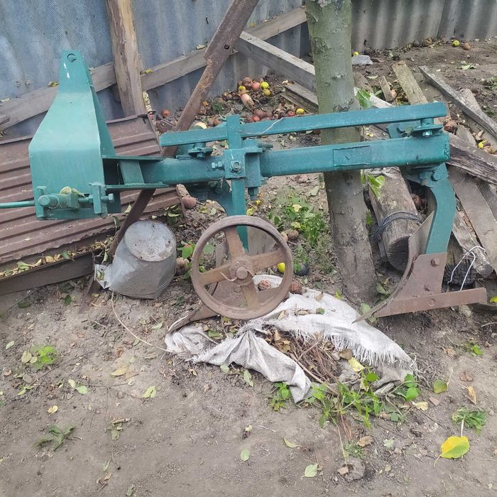 Трактор т25 з причепом та плугом.