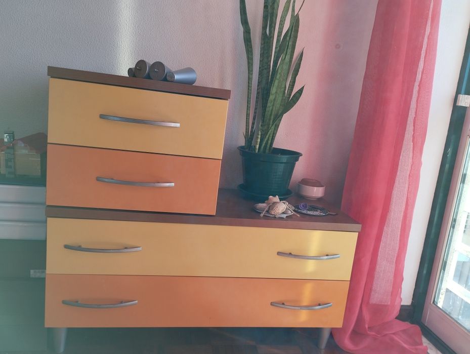 Comoda e mesa de cabeceira quarto criança