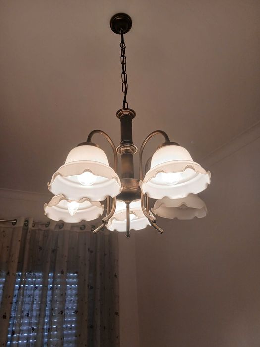 moveis e sofas e  candieiros