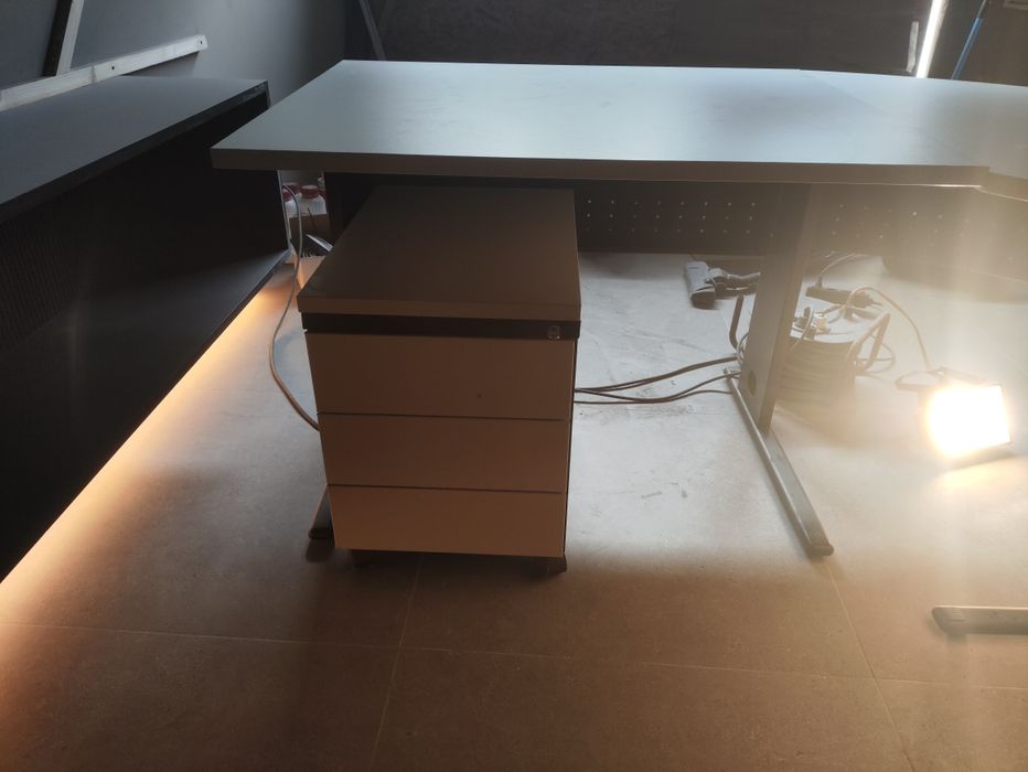 Secretária em L em bom estado