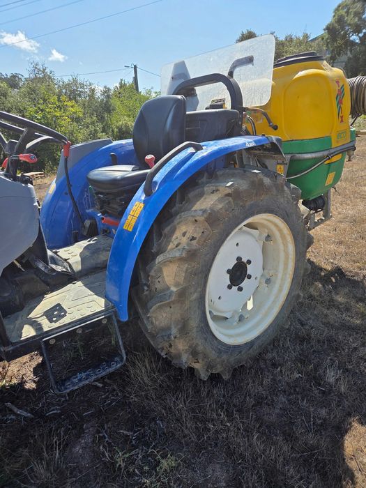 Trator agrícola New Holland Boomer 30 4*4