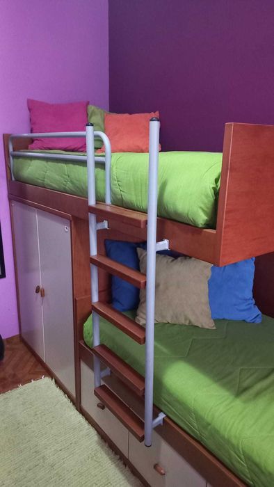 Quarto Beliche com gavetas e guarda roupa