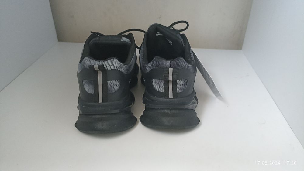 Кроссовки черные