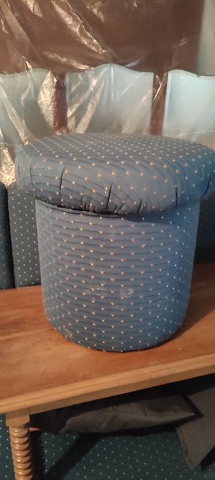 Conjunto de sofás, mesa e puffes