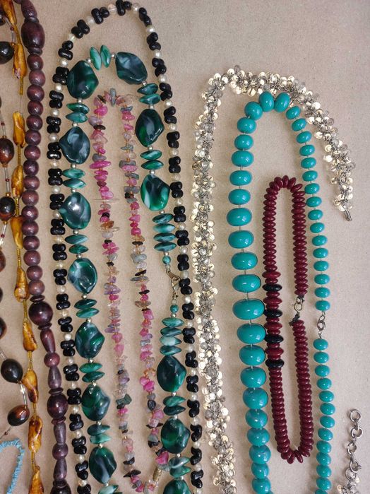 Бижутерия - бусы, сережки, брошки.