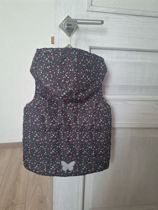 Безрукавка на дівчинку