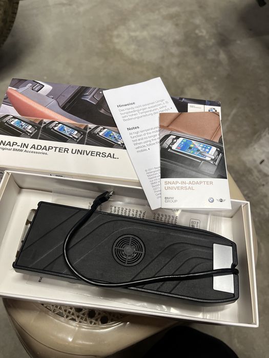 Зарядне для телефону Iphone в підлокітник BMW f10 f11 f01 f02 оригінал