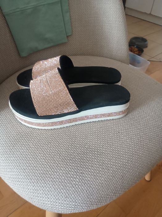 Super lekkie klapki na piance bardzo eleganckie niestety za małe na mnie pisze rozmiar 36 ale jest to mała szóstka i troszkę za małe na mnie