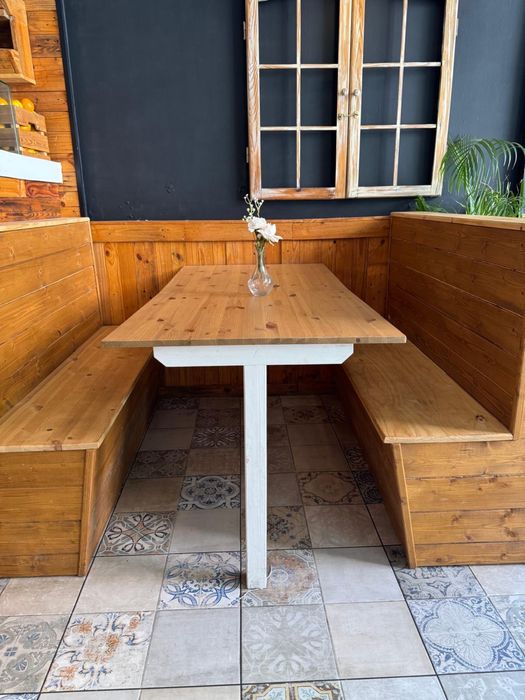 Mesas e bancos em madeira