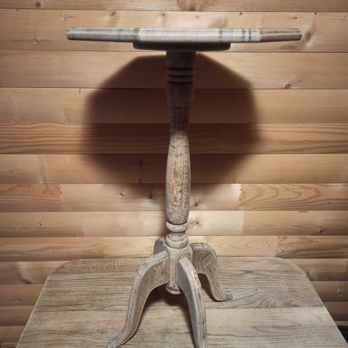 Cтолик  з натурального дерева