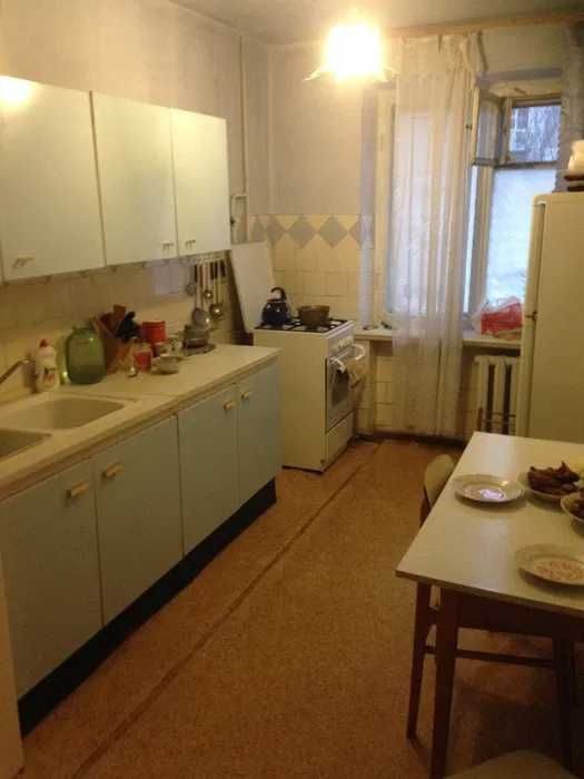 Продажа 4-х комнатной квартиры в центе города.