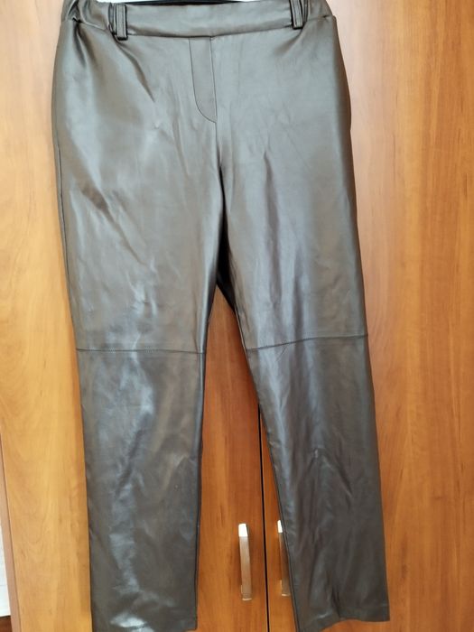 Стильные брюки из экокожи