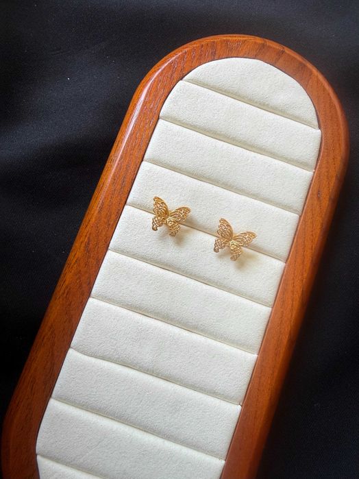 Brincos de borboleta dourados com detalhes vazados em Prata 925 dourada