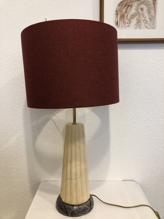 Candeeiro de mesa em mármore