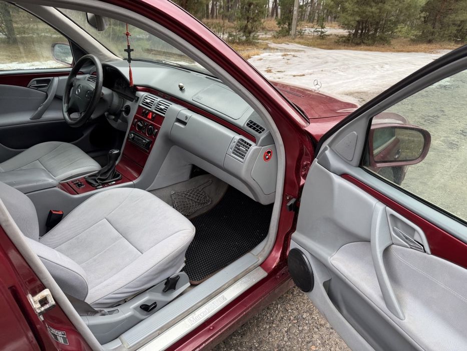 Продам Mercedes E240,
