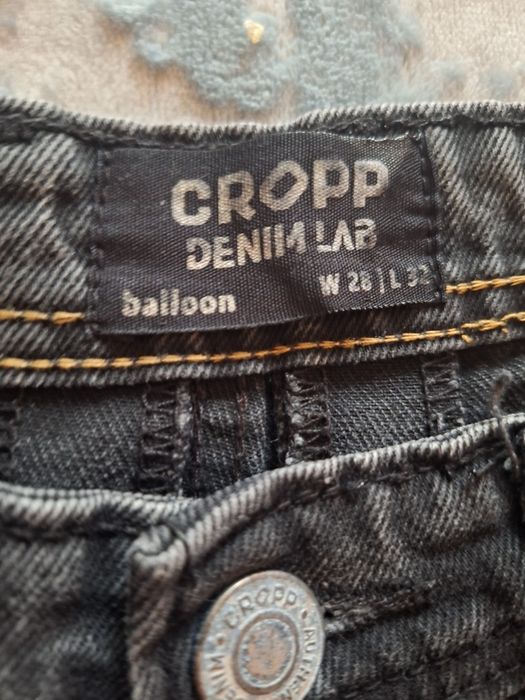 Szare dżinsy cropp