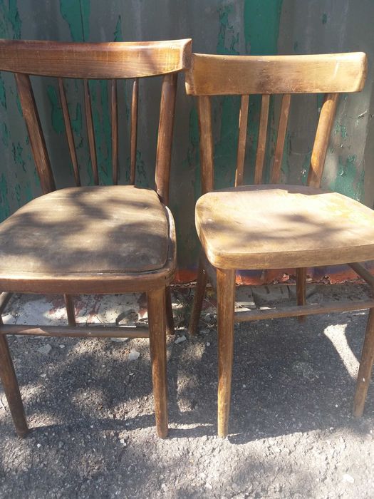 Stare krzesła, stół drewniany