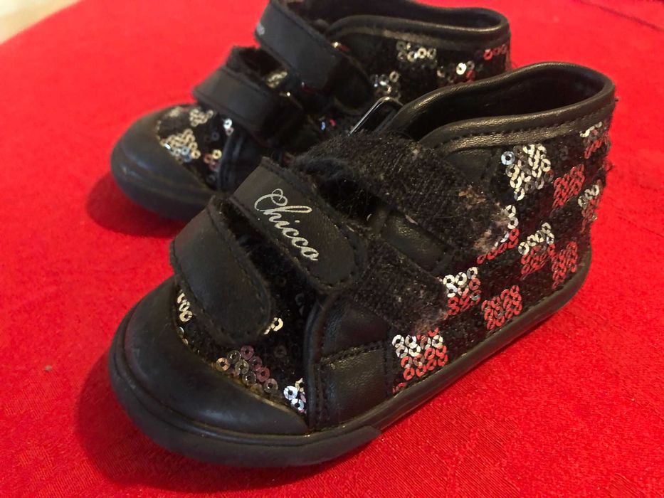 Sapatos Chicco com brilhantes para criança tamanho 20