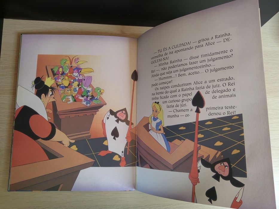 Livro ilustrado "Alice no País das Maravilhas"