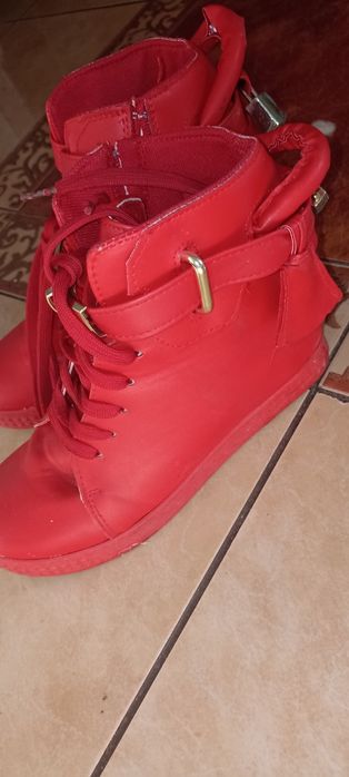 Sprzedam buty damskie czerwone